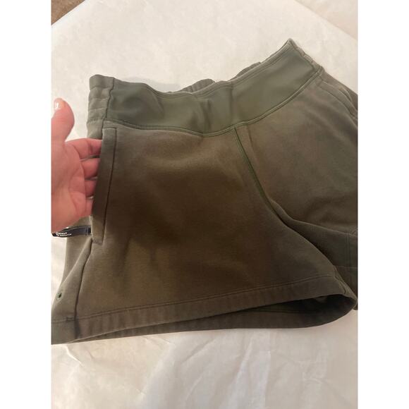 Allison Felix Athleta Legend
Medium Green Elastic Waist Women’s Sweat Shorts - Picture 3 of 7